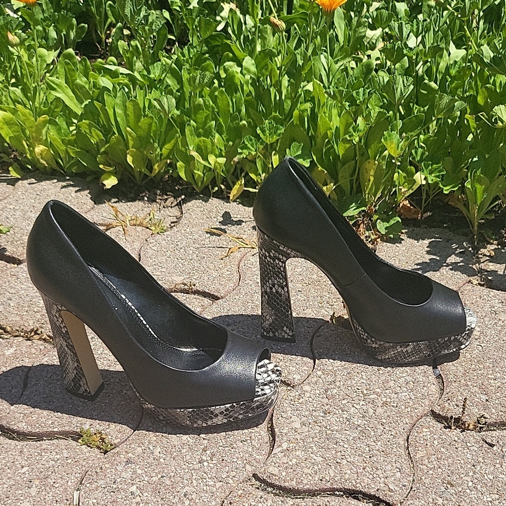 LIKE NEW Le Chateau Black & Gray Leather & Mock-Snake Platform PeepToe Heels 7.5 - Picture 11 of 14